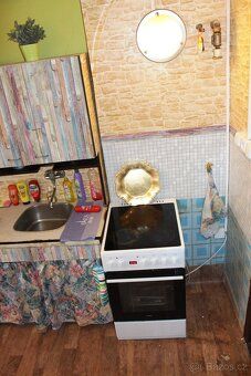 Plně zařízený sdílený pokoj (WiFi, postel, stůl, skříň). Ve 