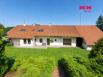 Hledáte prostorný rodinný dům s velkým pozemkem a dostatkem 