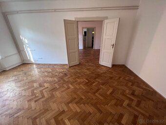 V zastoupení majitele nabízíme k pronájmu prostorný byt o di