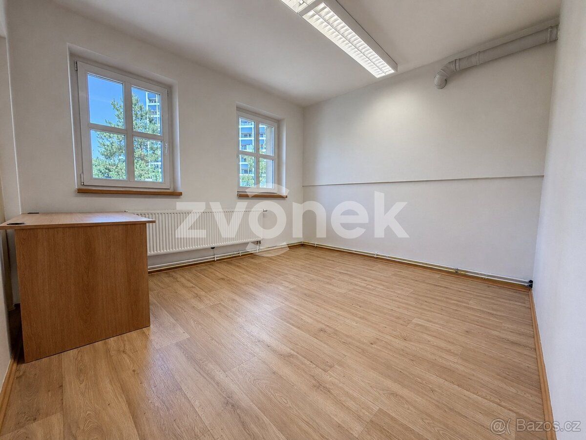 Ev.č. ZL04760 Nabízíme k pronájmu menší nezařízený pokoj v k