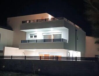 DUM NA PRODEJ - SEVID - 70M OD MOŘE CENA 420.000 eur + popla