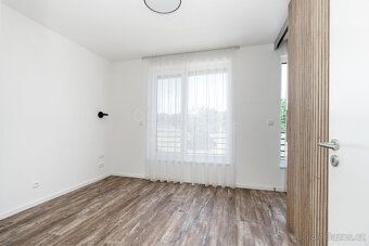 Nabízíme k dlouhodobému pronájmu moderní řadový rodinný dům 