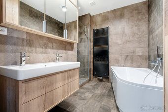 Nabízíme k dlouhodobému pronájmu moderní řadový rodinný dům 