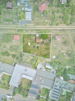 Nabízíme k prodeji udržovanou zahradu o výměře 386m2 v atrak