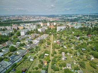 Nabízíme k prodeji udržovanou zahradu o výměře 386m2 v atrak