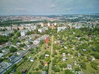 Nabízíme k prodeji udržovanou zahradu o výměře 386m2 v atrak