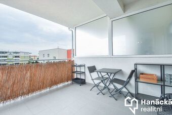 Nabízíme k pronájmu prostorný moderní byt o dispozici 2+kk a