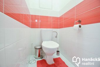 Nabízíme k pronájmu prostorný moderní byt o dispozici 2+kk a