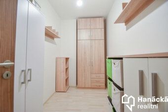 Nabízíme k pronájmu prostorný moderní byt o dispozici 2+kk a
