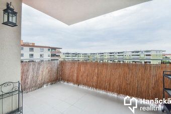 Nabízíme k pronájmu prostorný moderní byt o dispozici 2+kk a