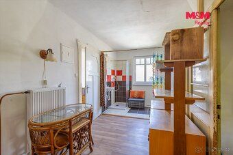 Jedná se o zděný, podsklepený rodinný dům dispozičně řešený 