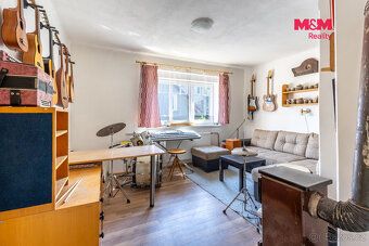 Jedná se o zděný, podsklepený rodinný dům dispozičně řešený 