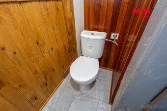 Jedná se o zděný, podsklepený rodinný dům dispozičně řešený 