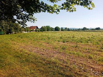 K prodeji parcely od 600 m2 do 800 m2 se stavbou rodinného d