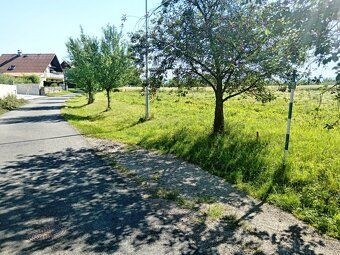 K prodeji parcely od 600 m2 do 800 m2 se stavbou rodinného d