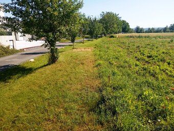 K prodeji parcely od 600 m2 do 800 m2 se stavbou rodinného d
