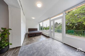 Naše realitní kancelář zprostředkuje k pronájmu prostorný a 