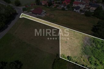 Nabízíme Vám prodej pozemku 1 097 m² se soukromým příjezdem 