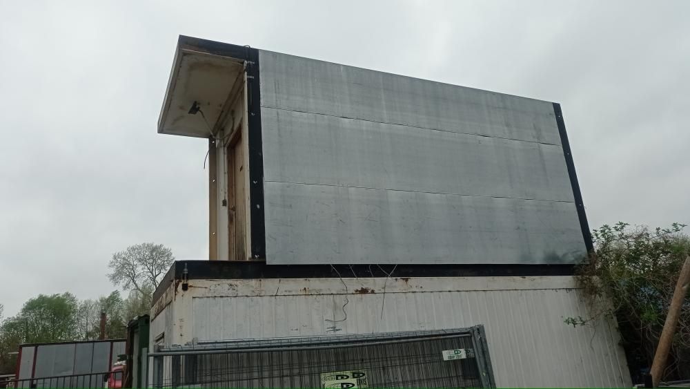 Prodám Mobilní buňku, oplechovaná, 2,5 x 6 m, ocelový rám, o