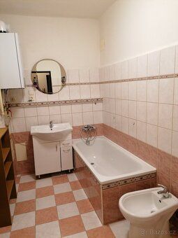 Byt1+2, přízemí jednopatrového domku, cca78m2.Nový plynový k