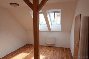 Byt1+2, přízemí jednopatrového domku, cca78m2.Nový plynový k