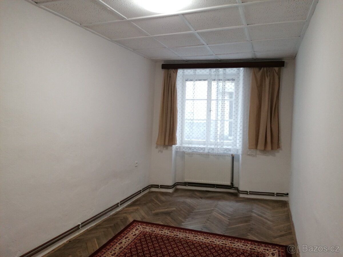 Byt1+2, přízemí jednopatrového domku, cca78m2.Nový plynový k