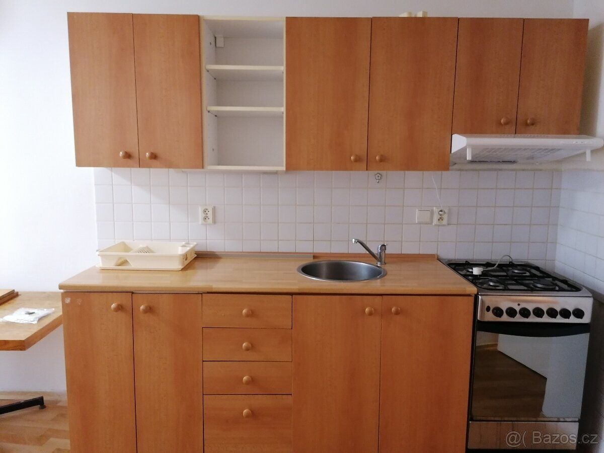 Byt1+2, přízemí jednopatrového domku, cca78m2.Nový plynový k