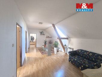 Nabízíme k prodeji prostorný podkrovní byt 4+1 situovaný v c