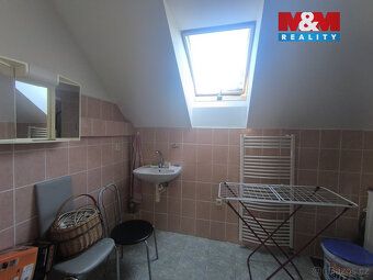 Nabízíme k prodeji prostorný podkrovní byt 4+1 situovaný v c