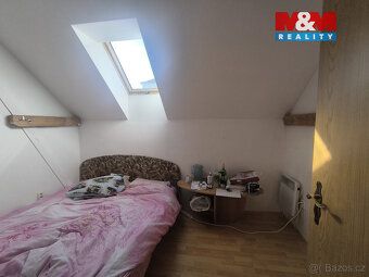Nabízíme k prodeji prostorný podkrovní byt 4+1 situovaný v c