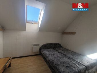 Nabízíme k prodeji prostorný podkrovní byt 4+1 situovaný v c