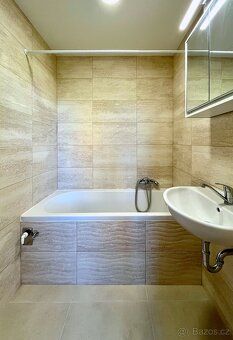 Nabízíme k pronájmu nezařízený, světlý byt 1+1 o výměře 39m2