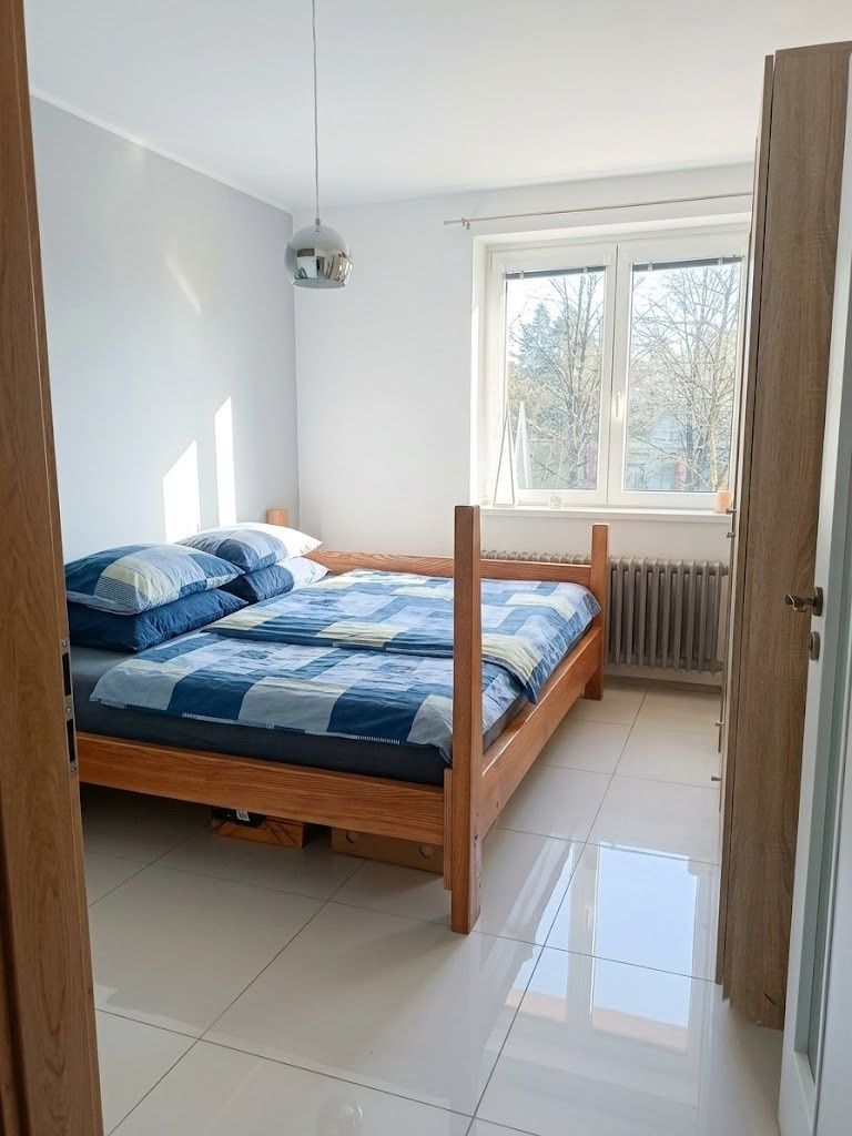 Nabízíme k pronájmu pěkný a světlý byt o dispozici 2+kk a ce