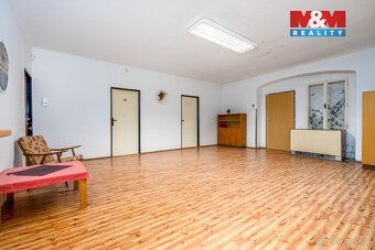 Nabízíme k prodeji prostornou nemovitost v obci Oskořínek, o