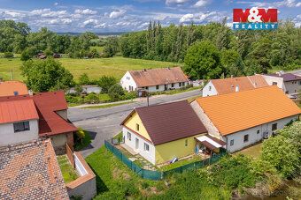 Nabízíme k prodeji rodinný dům v klidné části obce Zbyslav. 