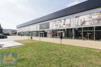 Nabízíme k pronájmu atraktivní obchodní prostory /showroom o