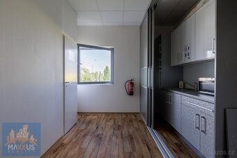 Nabízíme k pronájmu atraktivní obchodní prostory /showroom o