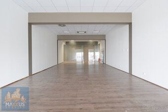 Nabízíme k pronájmu atraktivní obchodní prostory /showroom o
