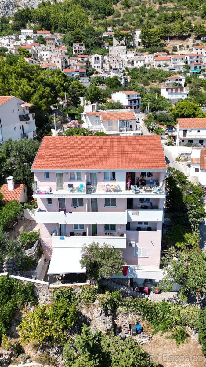 Přenecháme pronájem apartmánového domu v blízkosti Omiše. Dů