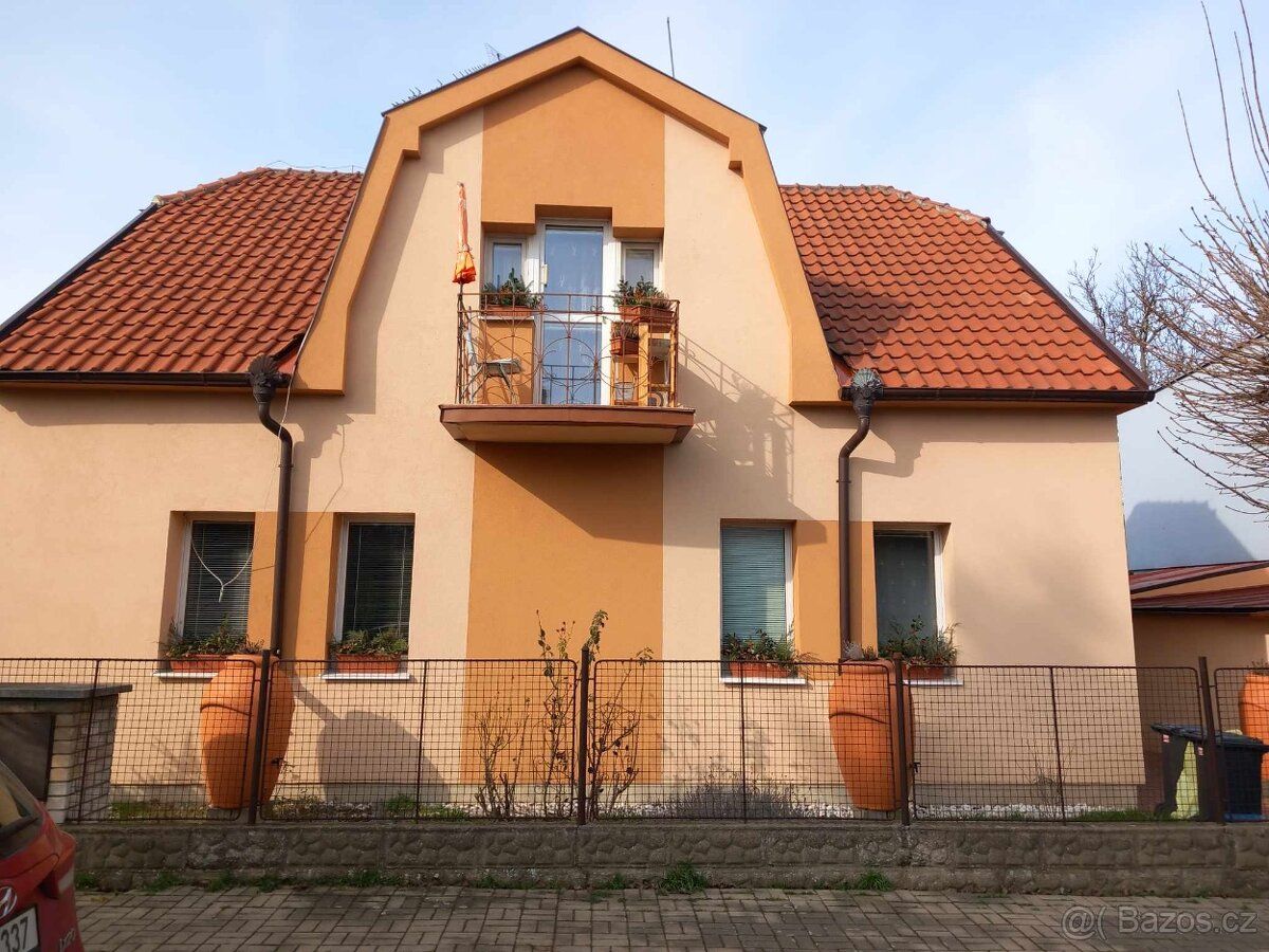 v Zelenči u Prahy cca 2 km od Horních Počernic. Dobré spojen