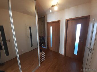 v Bohnicích bytě 3+1, Velký pokoj s lodžií. Společná vybaven
