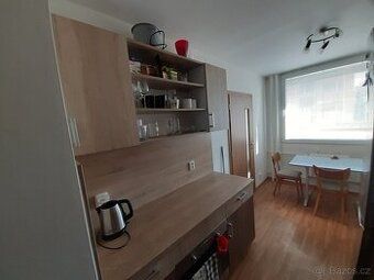 v Bohnicích bytě 3+1, Velký pokoj s lodžií. Společná vybaven