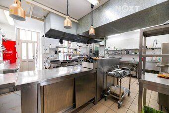 Pronájem komerčních prostor pro restauraci - centrum Hradce 
