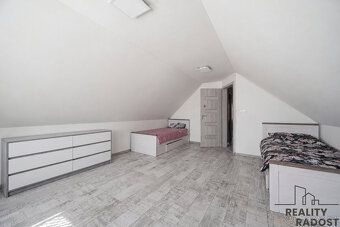 Nabízím k prodeji rodinný dům ve velmi dobrém stavu, situova