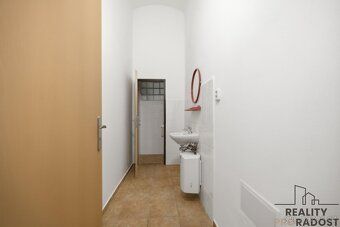 Dobrý den, nabízím k pronájmu obchodní prostor s výbornou vi