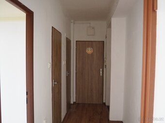 Nabízím k pronájmu nevybavený, slunný byt 2+1 v 6. nadzemním