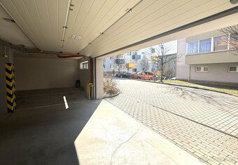 Nabízíme Vám k pronájmu garážové stání o výměře cca 12,5 m²,
