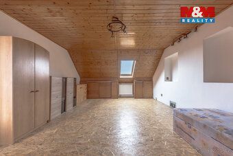 Nabízíme k prodeji prostorný samostatně stojící rodinný dům 