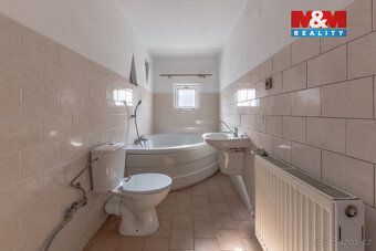 Nabízíme k prodeji prostorný samostatně stojící rodinný dům 