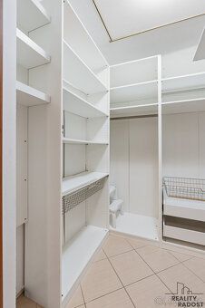 Nabízíme k prodeji světlý a prakticky řešený byt o dispozici